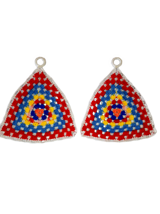Vista frontal das pegas. Estas são triangulares e compostas por 6 cores: branco, vermelho, azul claro, amarelo, azul escuro e laranja. 