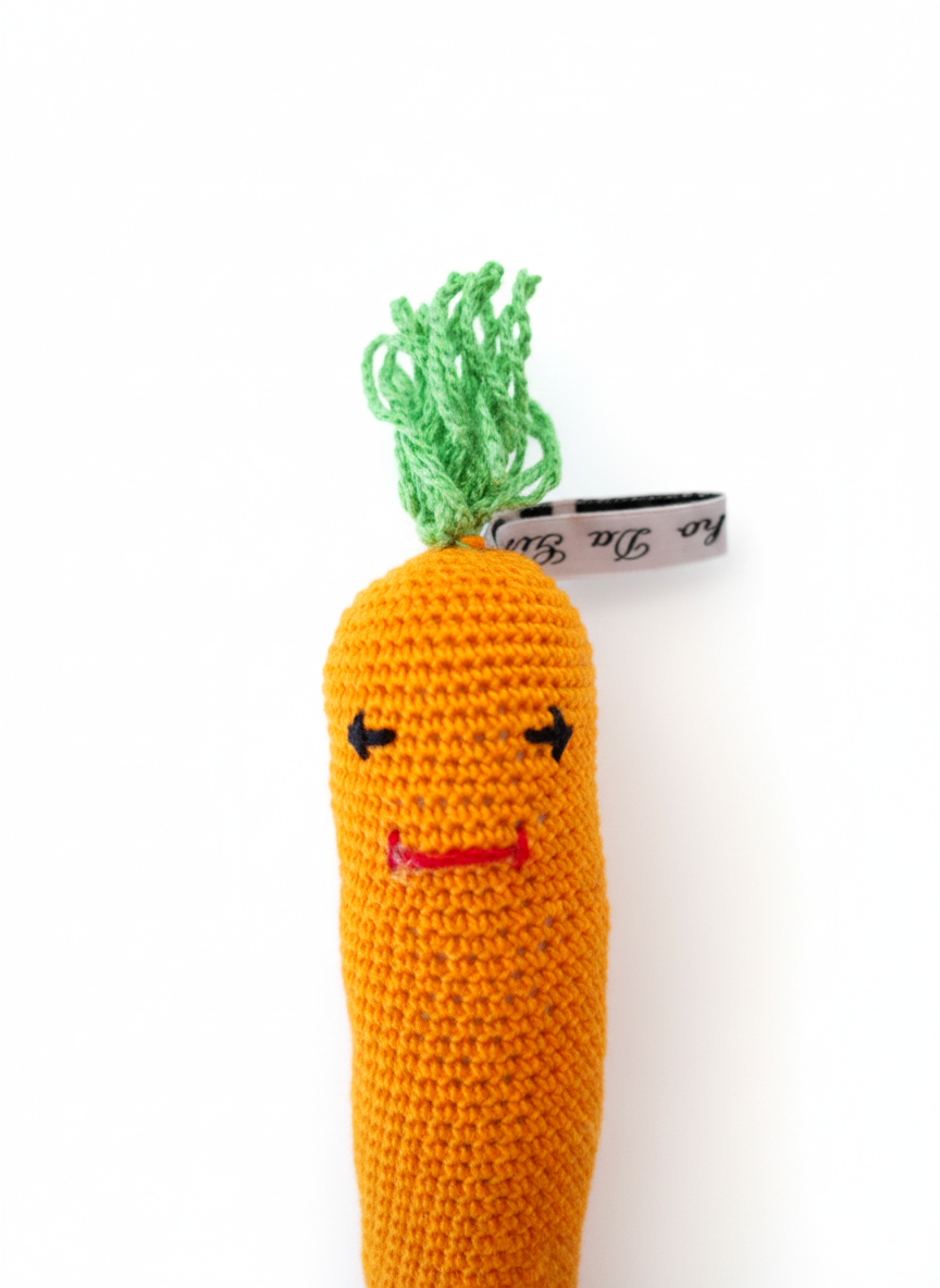 Amigurumi: "Cali, a Cenoura de Sorriso Doce"