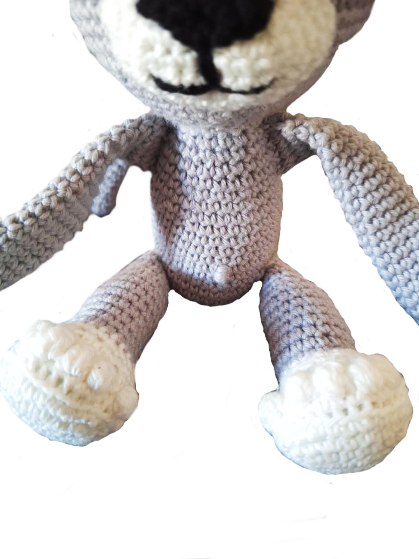 Corpo do macaquinho cinzento e com as patinhas brancas. Este tem ainda uma barriga redondinha com um pequeno umbigo tambem redondinho e saído para fora.